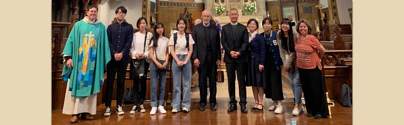 The Rev. Matthew Corkern, Rector of Calvary Summit (left), the Rev. Robert Corin Morris (6th from left) and the Rev. Dr. Joo Yup Lee (7th from left) with South Korean students. PHOTO COURTESY ROBERT CORIN MORRIS