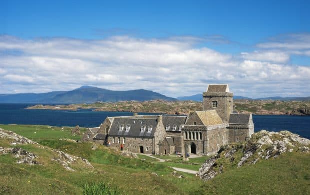 54595-iona-abbey-isle-of-iona-credit-visitscotland-paul-tomkins-scaled-620x390-c-default image